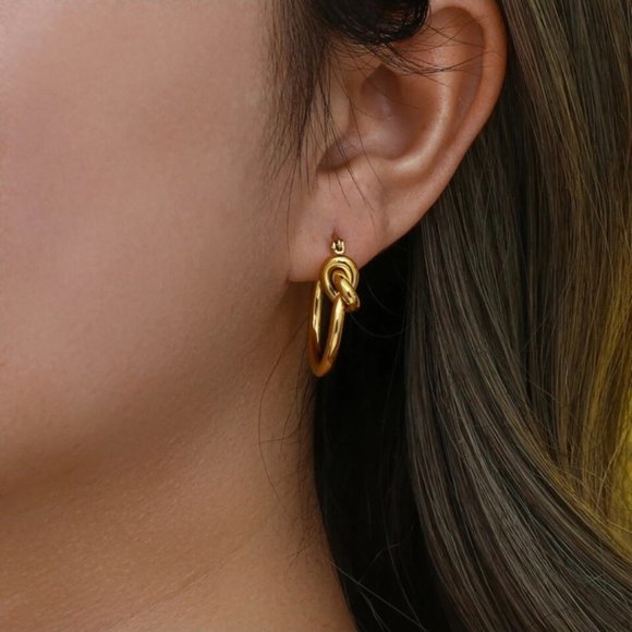 Jewelry - NEW KNOT 18K GOLD HOOP EARRINGS, BEAUTIFUL EARRINGS, CUTE EARRINGS.